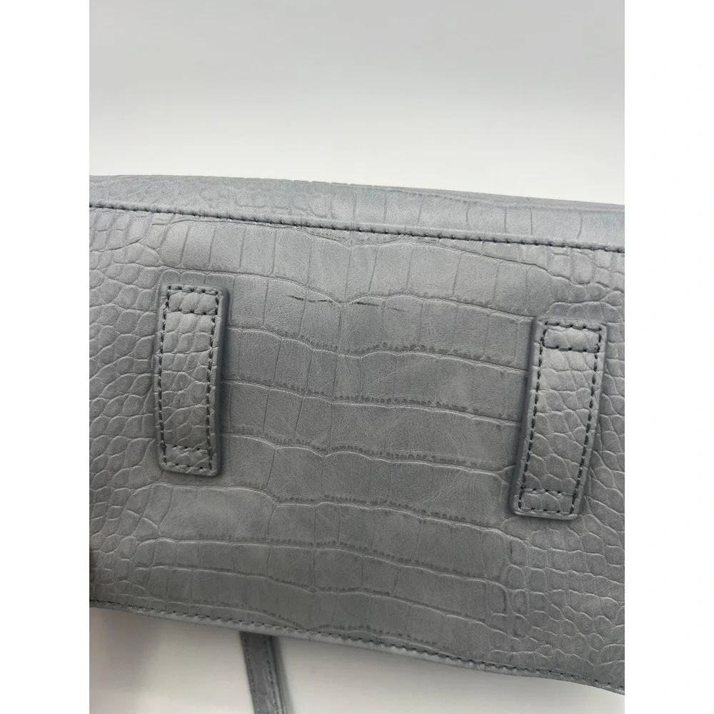 Relic by Fossil Gray Croc Embossed Crossbody Bag Purse Multi Pocket Adjustable
